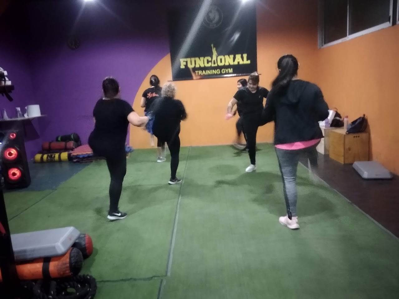 Pista de césped sintético y zona de cuerdas y kettlebells