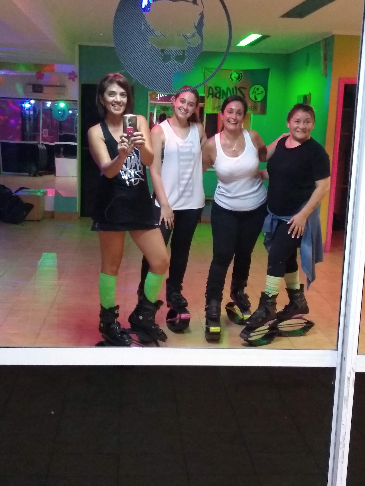Salón de baile y zumba con espejos panorámicos e iluminación rítmica